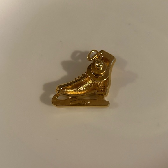 gold tone ice skate pin/ excellent condition - Picture 2 of 4